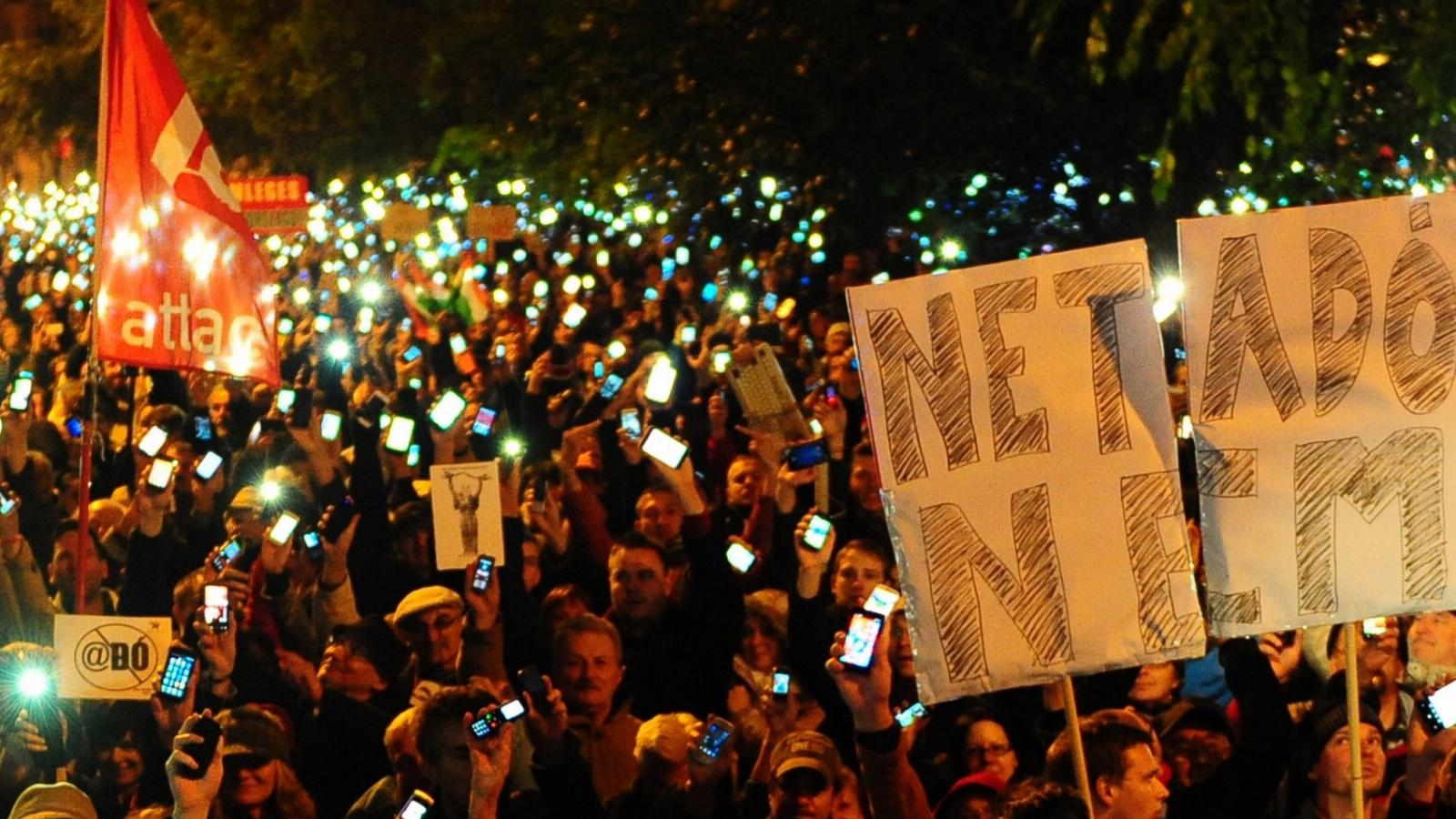 Az október 26-ai, első netadó elleni tüntetés szervezői elszámoltak, költségvetésük ma is nyilvános , a Fidesz mégis fi rtatja, 