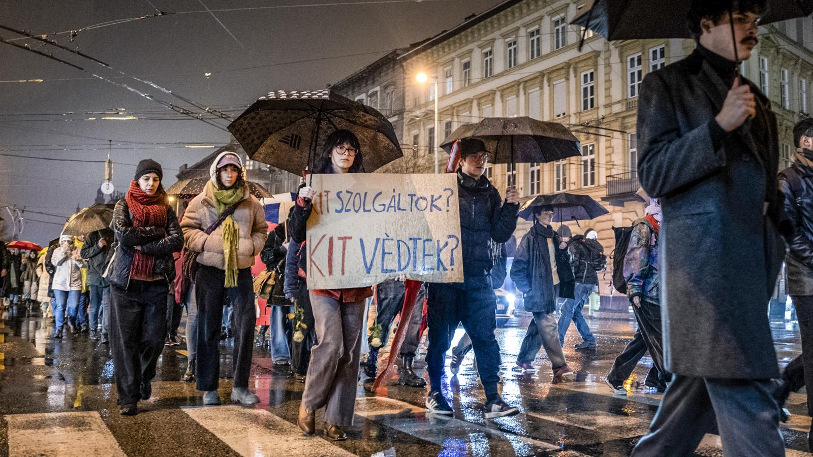 Tavaly november. Néma Tanúk: Megemlékezés a nőgyilkosságok áldozatairól, felvonulás a nők elleni erőszak ellen Budapesten