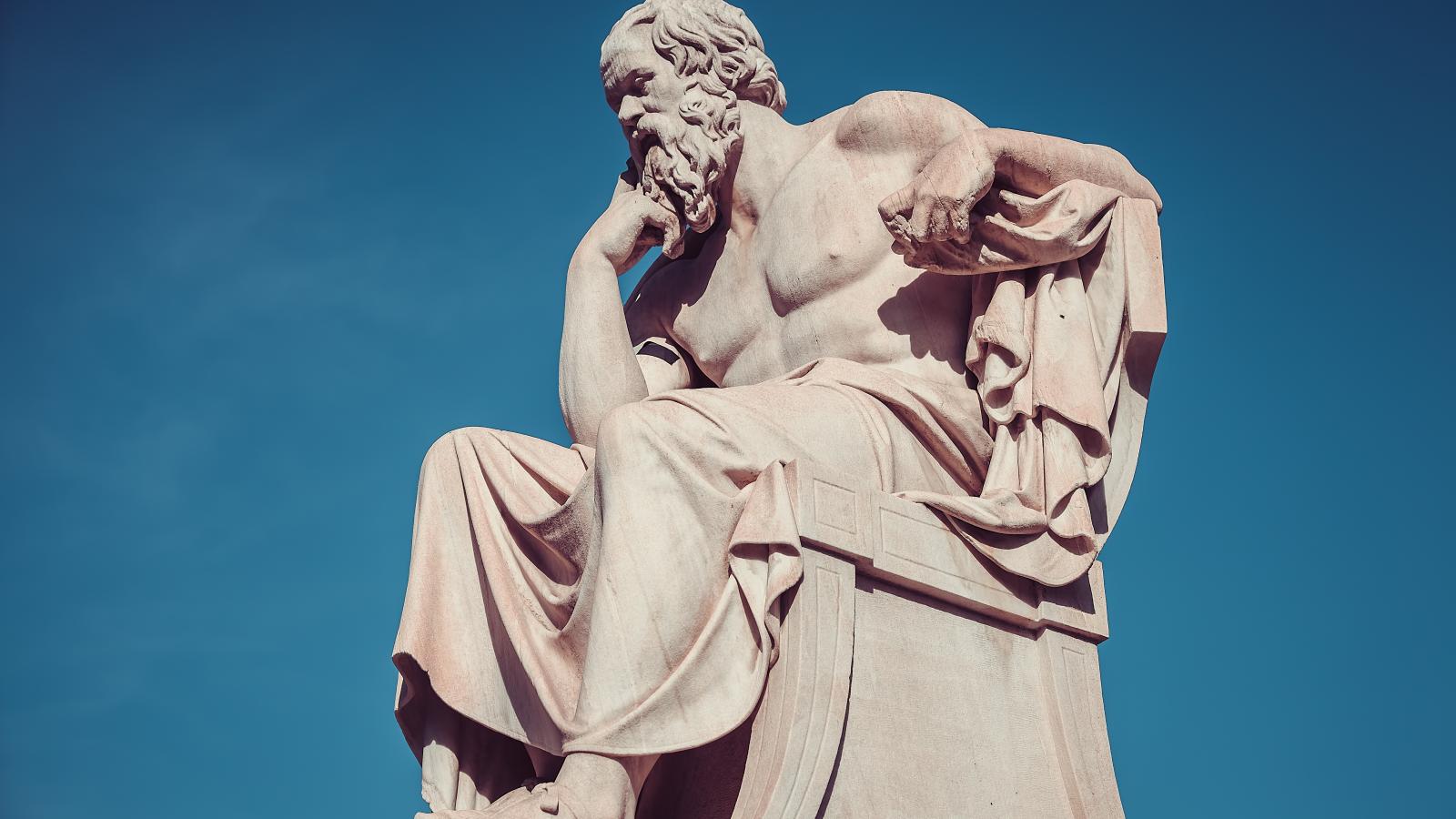 Gondolkodás és jellem egy személyben – Szókratész szobra Athénban