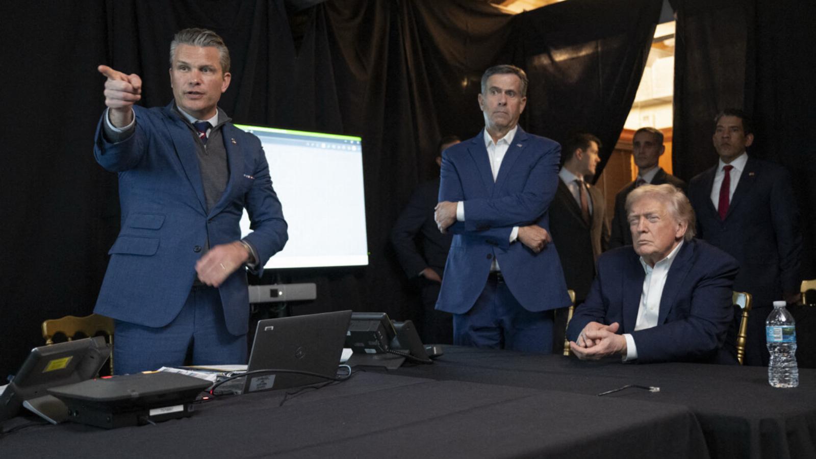 Donald Trump amerikai elnök, Pete Hegseth hadügyminiszter és John Ratcliffe CIA-igazgató tásaságában az amerikai hadsereg venezuelai műveletét figyeli 2026. január 3-án.