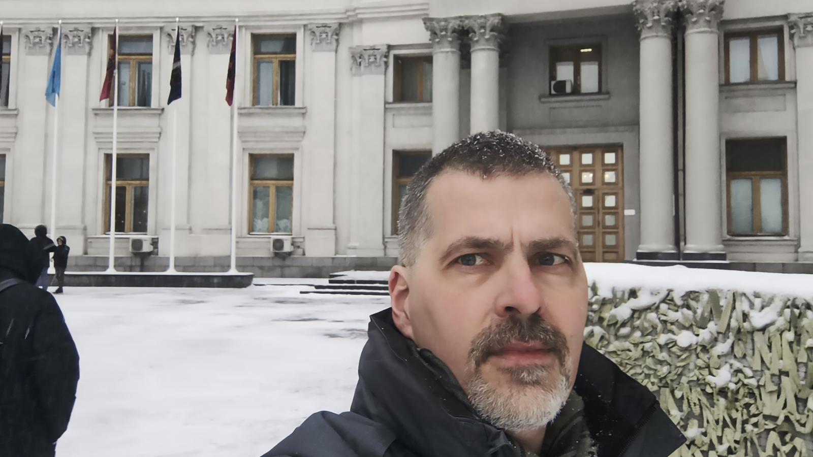 Trautmann Balázs az ukrán külügyminisztérium épülete előtt.