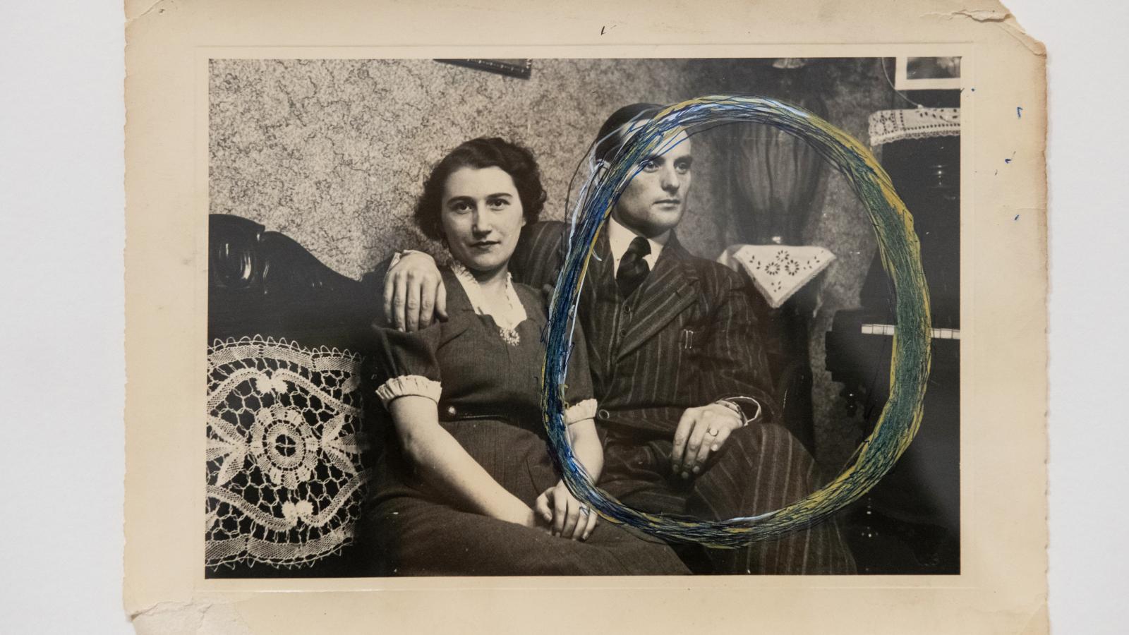 Hugo Séverine fotókra rajzolt köreit a „Szaturnusz gyűrűihez” hasonlítja