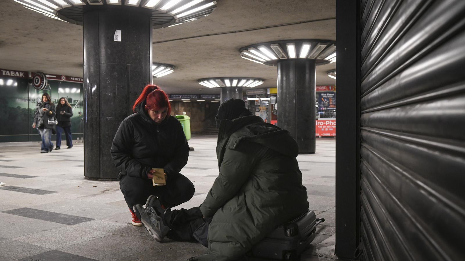 Az Astoria aluljárójánál is akadt dolguk a segítőknek