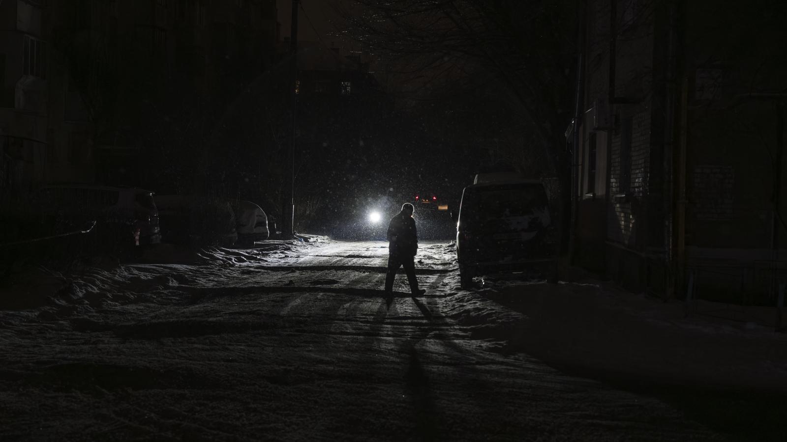 Sötétség az utcán áramszünet alatt, amelyet a kritikus polgári infrastruktúrát ért orosz rakéta- és dróntámadások okoztak, Kijevben, 2026. január 11-én.