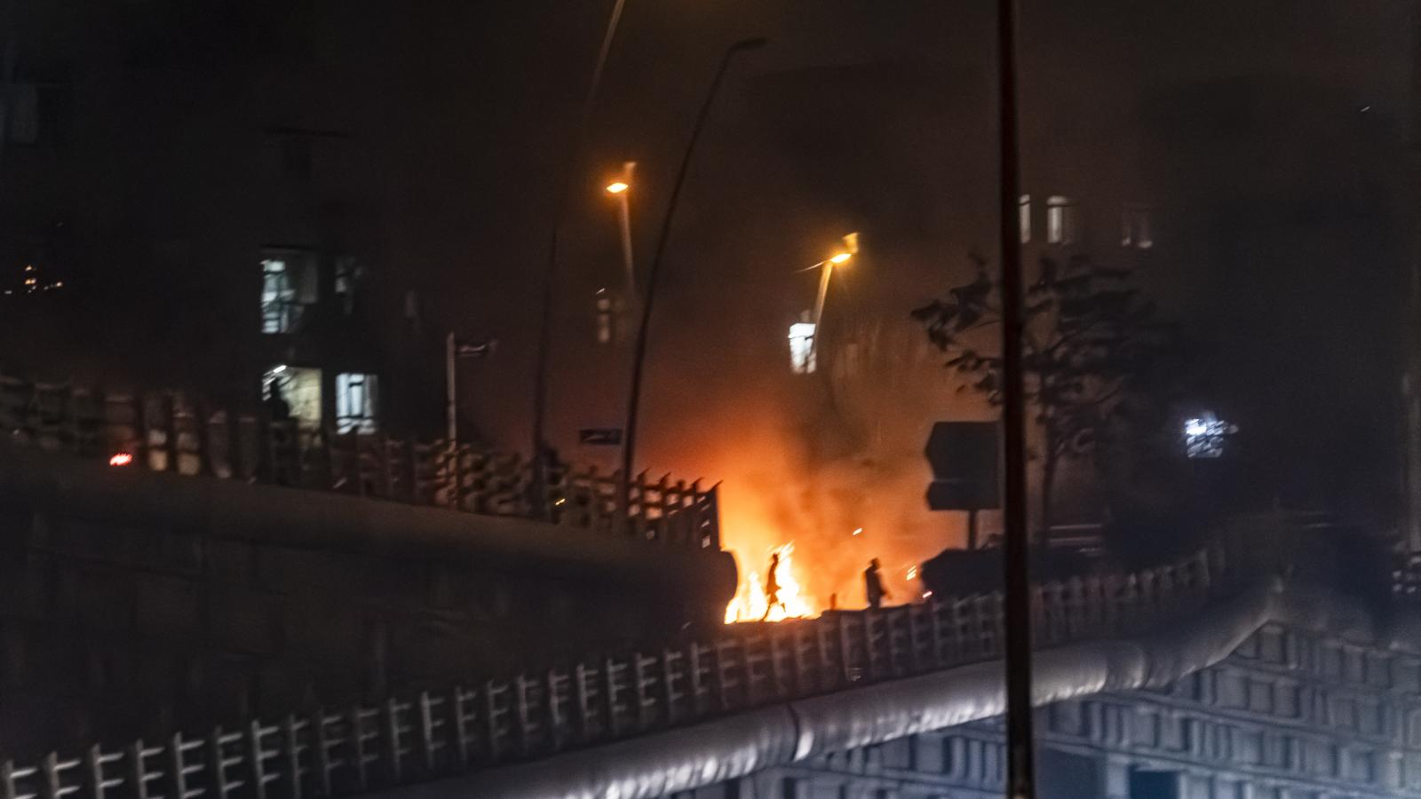 Égő épület a tüntetés során, 2026. január 9-én.