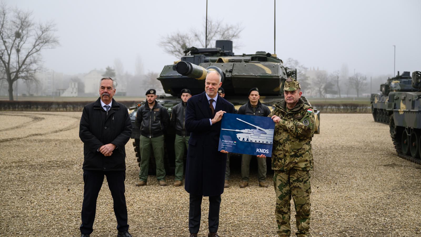A 44. Leopárd harckocsi megérkezésével decemberben teljessé vált a magyar harckocsi flotta.