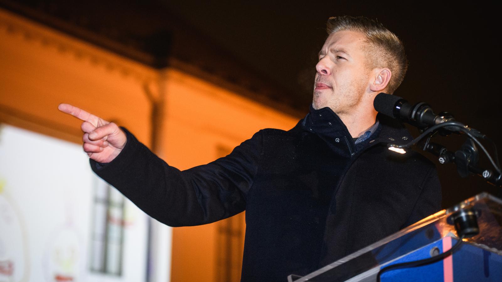 Magyar Péter a Karmelita előtt az általa szervezett gyermekvédelmi demonstráción 2025. december 13-án 