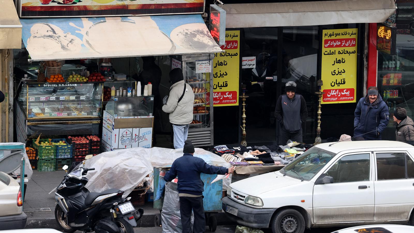 Teheráni utcakép január 14-én. Nagyon kevés olyan felvétel, videó van, amelynek az eredetisége ellenőrizhető, mivel az állam cenzúrázza az internetet
