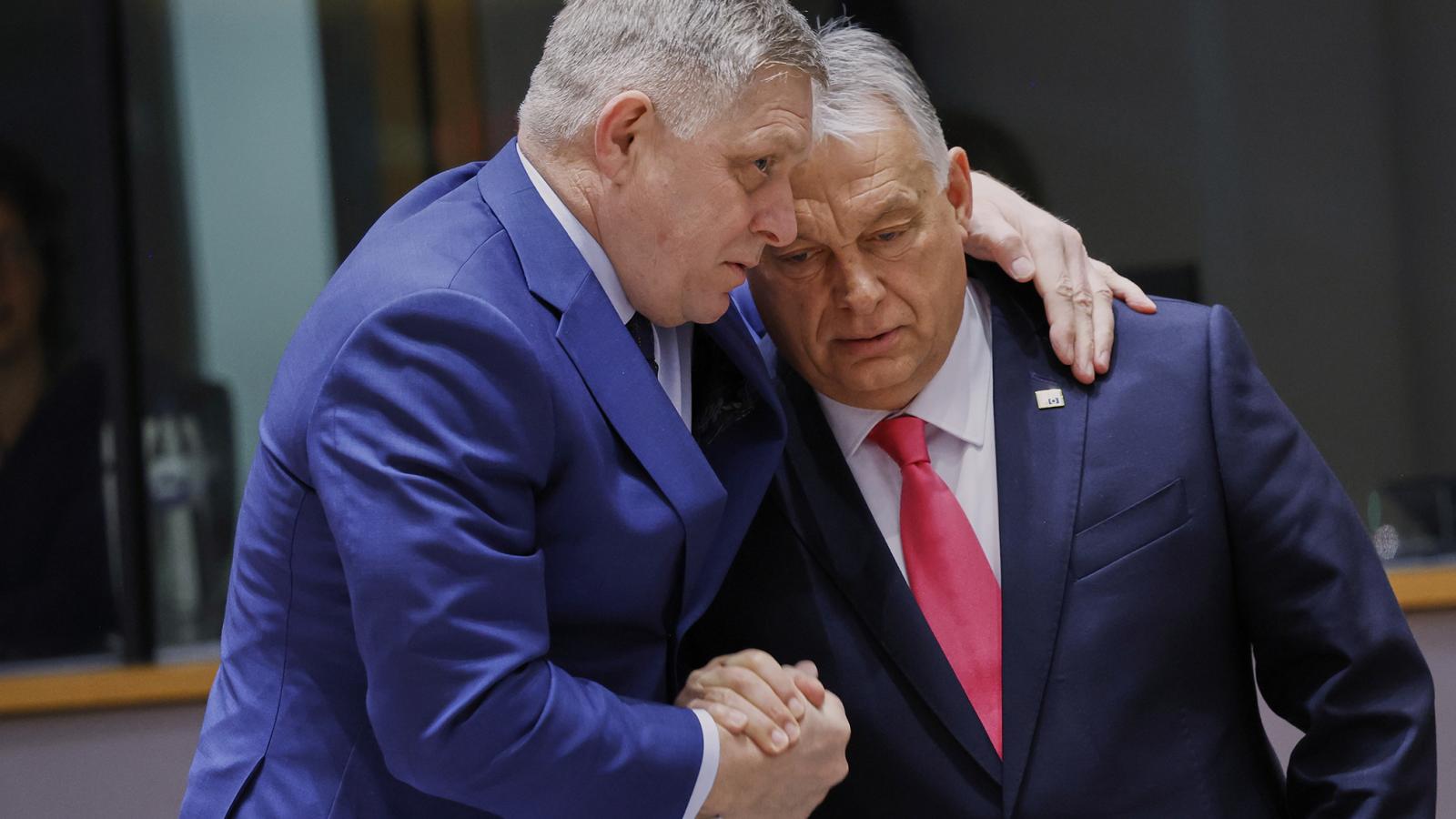 Fico és Orbán. Támogatják egymást. Bármi áron