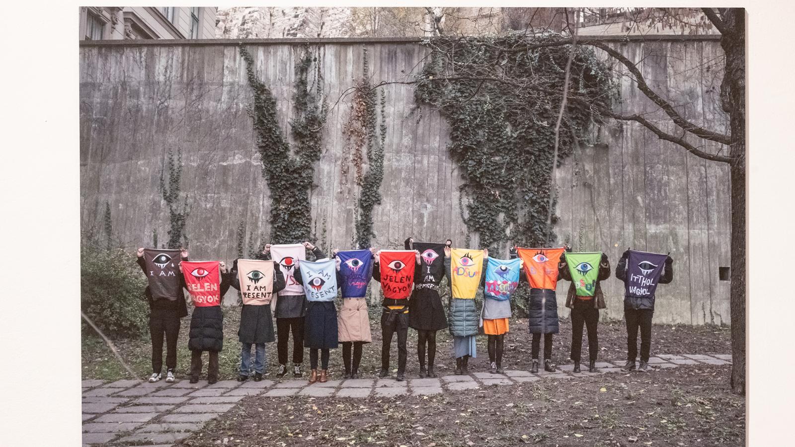 Rachel Fallon ír művész performanszprojektje, melyet 2023. november 25-én, a nők elleni erőszak megszüntetésének világnapján Budapesten mutattak be