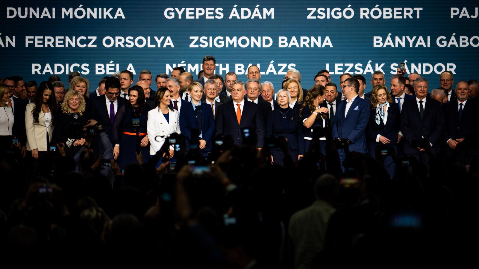  A harmincegyedik. Minden a kormányfőről szólt (középen, narancssárga nyakkendőben)