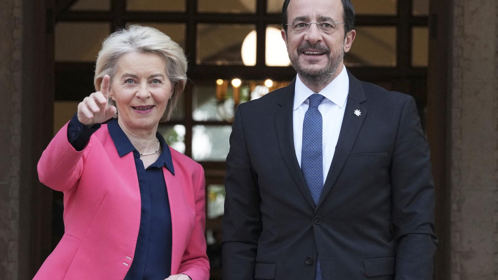 Ursula von der Leyen Níkosz Hrisztodulídisz ciprusi elnökkel közös sajtótájékoztatón jelentette be az új európai biztonsági stratégiát, ami válasz lesz az EU-val szemben ellenséges amerikai stratégiára