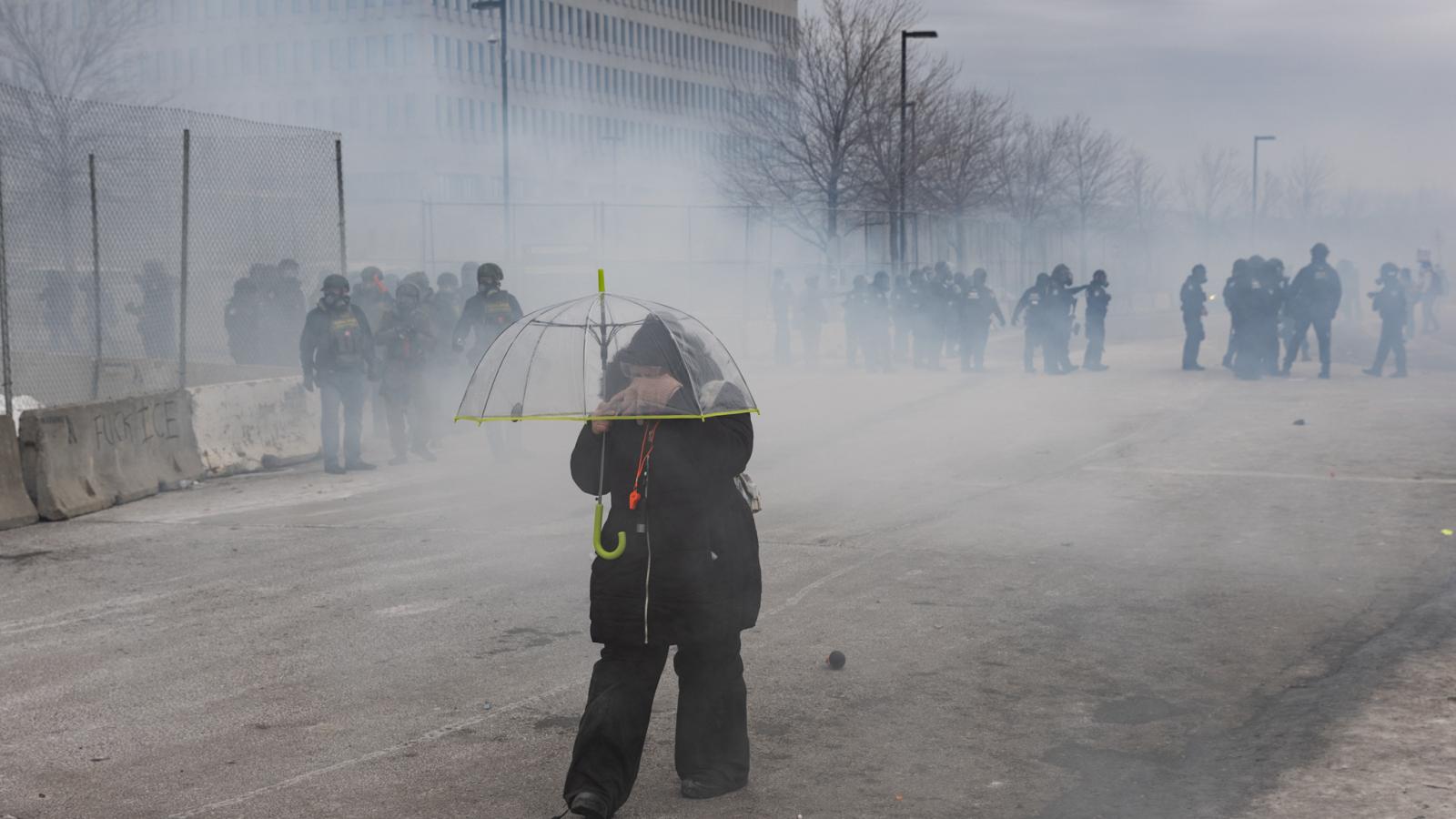 Két embert már lelőttek, többeket meghurcoltak a szövetségi bevándorlási hatóság ügynökei. A forrongó Minnesotában már legalább 3000 fegyveres ügynök tevékeny­kedik