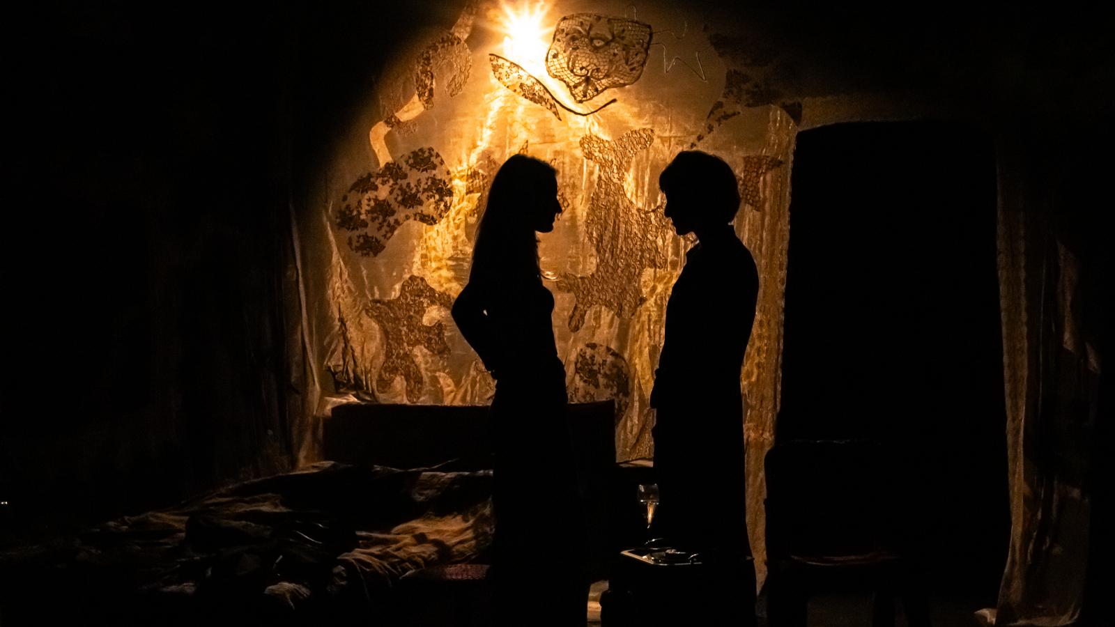 A jelenetek filmszerűek, ám intimitásuk miatt valamennyit nagyon közel érezzük magunkhoz