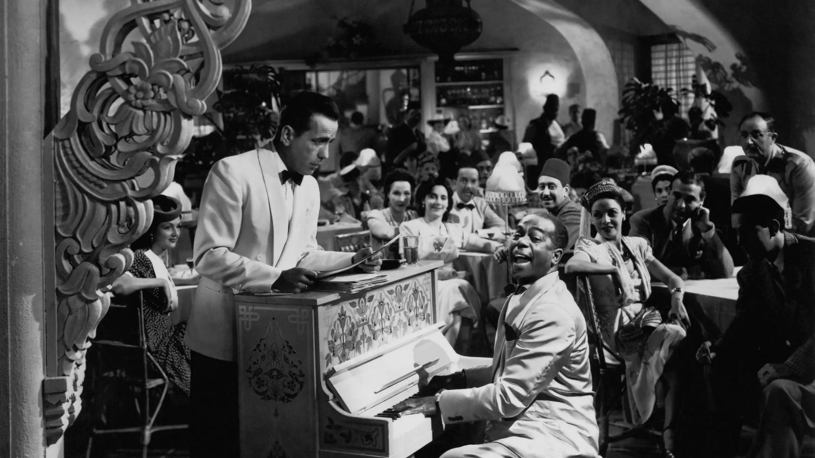 Humphrey Bogart és Dooley Wilson a Casablanca emlékezetes jelenetében. Kevés dalnak van ilyen kalandos története