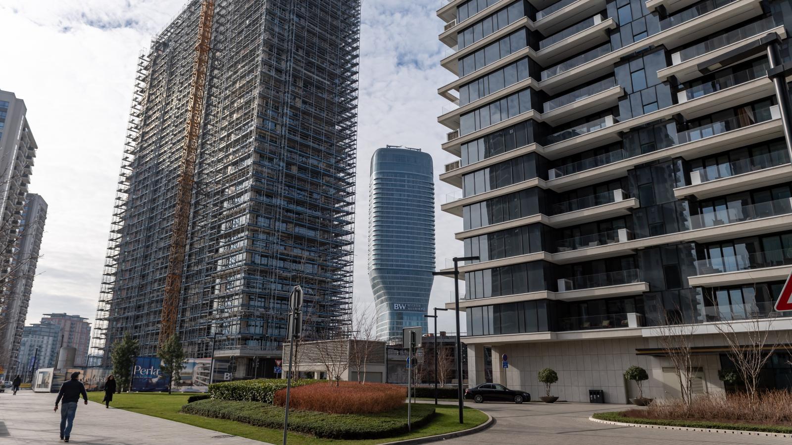 A belgrádi Waterfront projektnél a politikai vezetők „foglyul ejtették” a hatóságokat, amelyek így nem a közjó érdekei szerint hozták meg döntéseiket