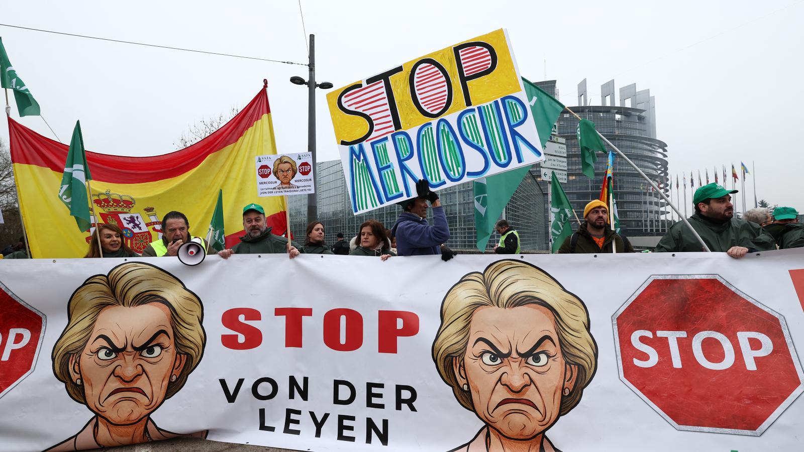 Gazdák tiltakoznak a Mercosur kereskedelmi megállapodás ellen Strasbourgban 2026. január 20-án