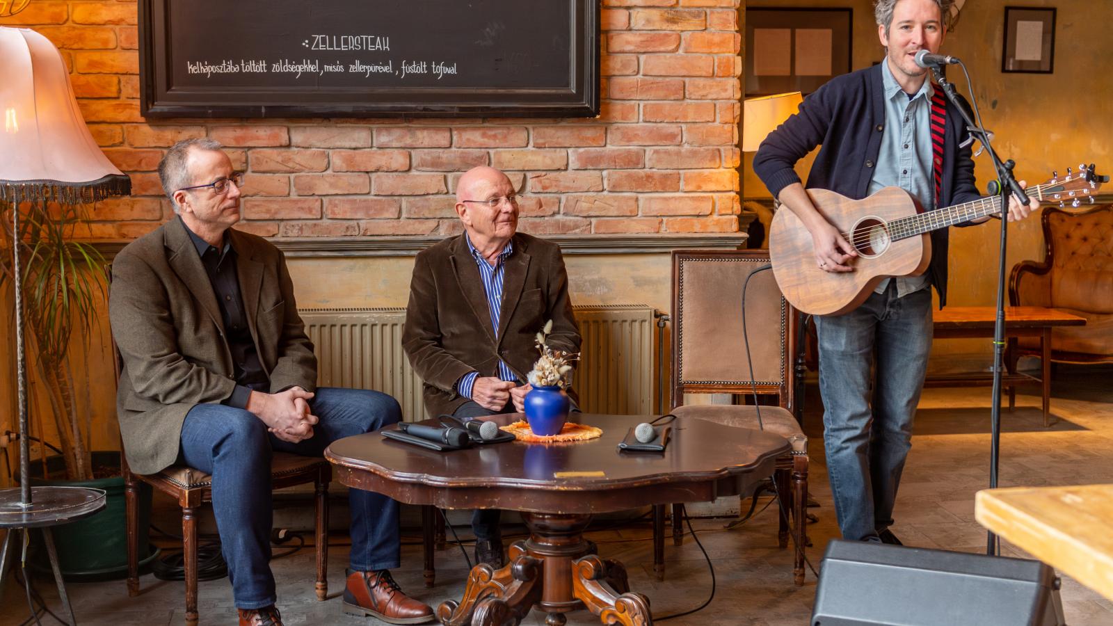 Bereményi Géza három Budapest-­dalszöveget írt Cseh Tamásnak, a negyediket Járai Márk kapta