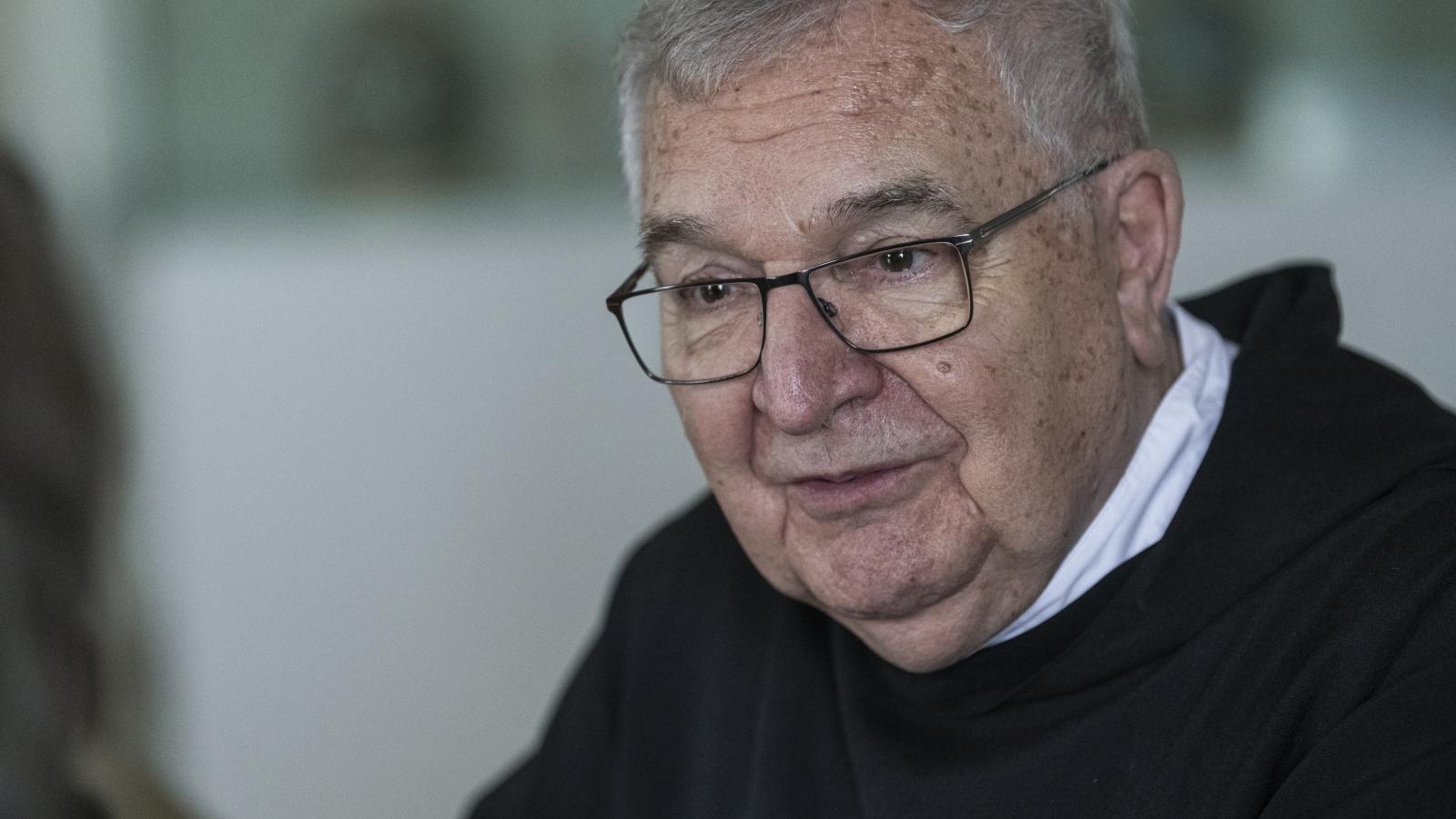 Sokunk számára Várszegi Asztrik a katolicizmus, sőt, a kereszténység megszemélyesítője. Istenről való gondolkodás