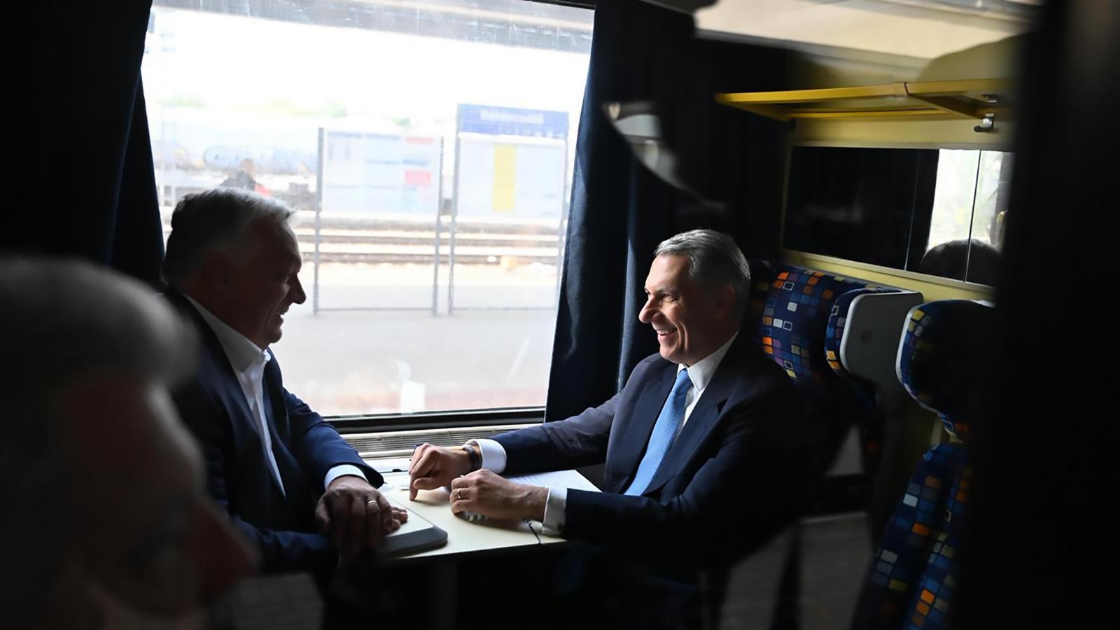 Lázár János és Orbán Viktor vonaton Lökösháza felé szeptember 23-án