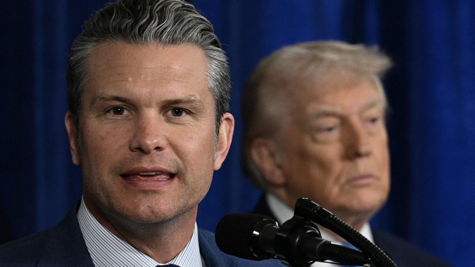 Pete Hegseth amerikai védelmi miniszter Donald Trump elnökkel a háttérben 2026. január 3-án