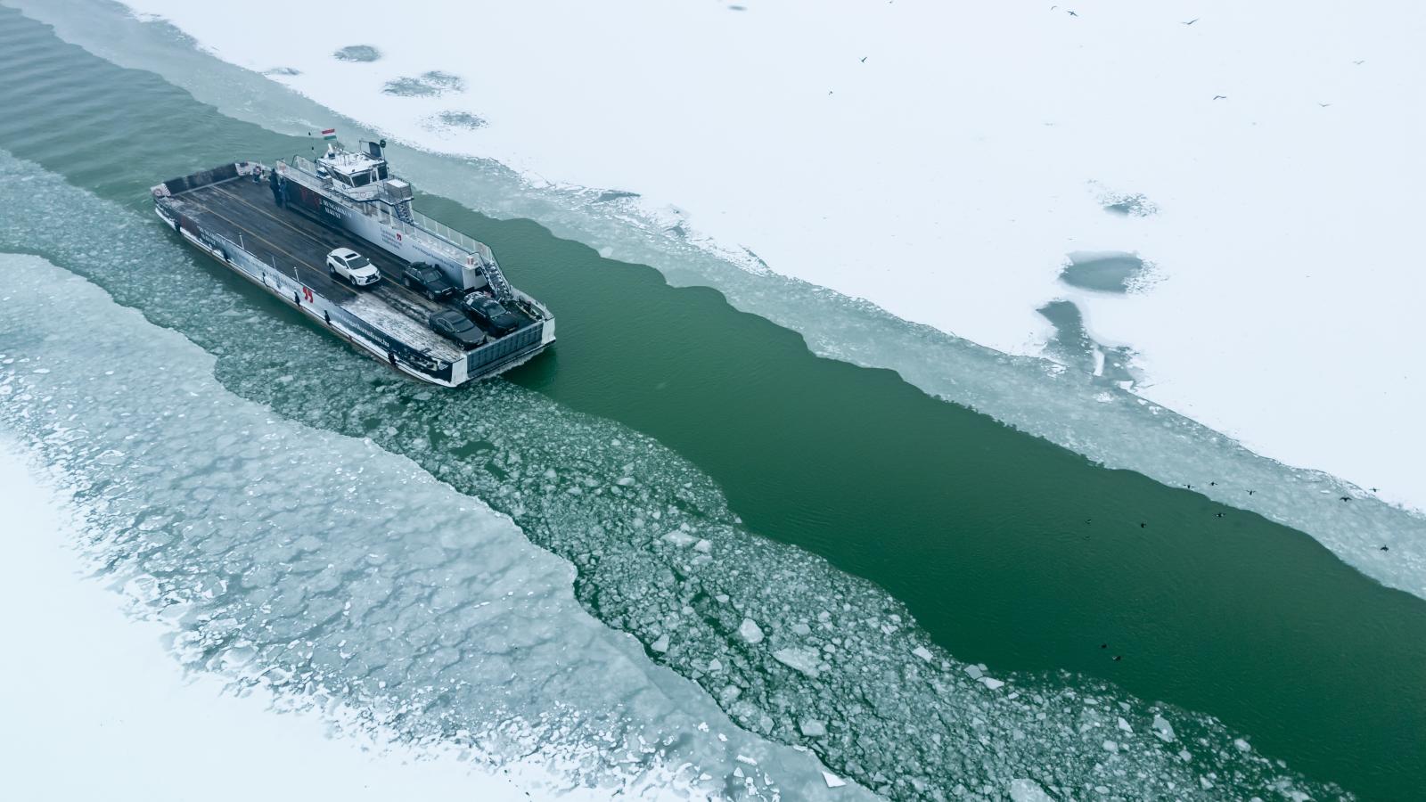 Komp közlekedik a befagyott Balatonon Szántódnál 2026. január 10-én