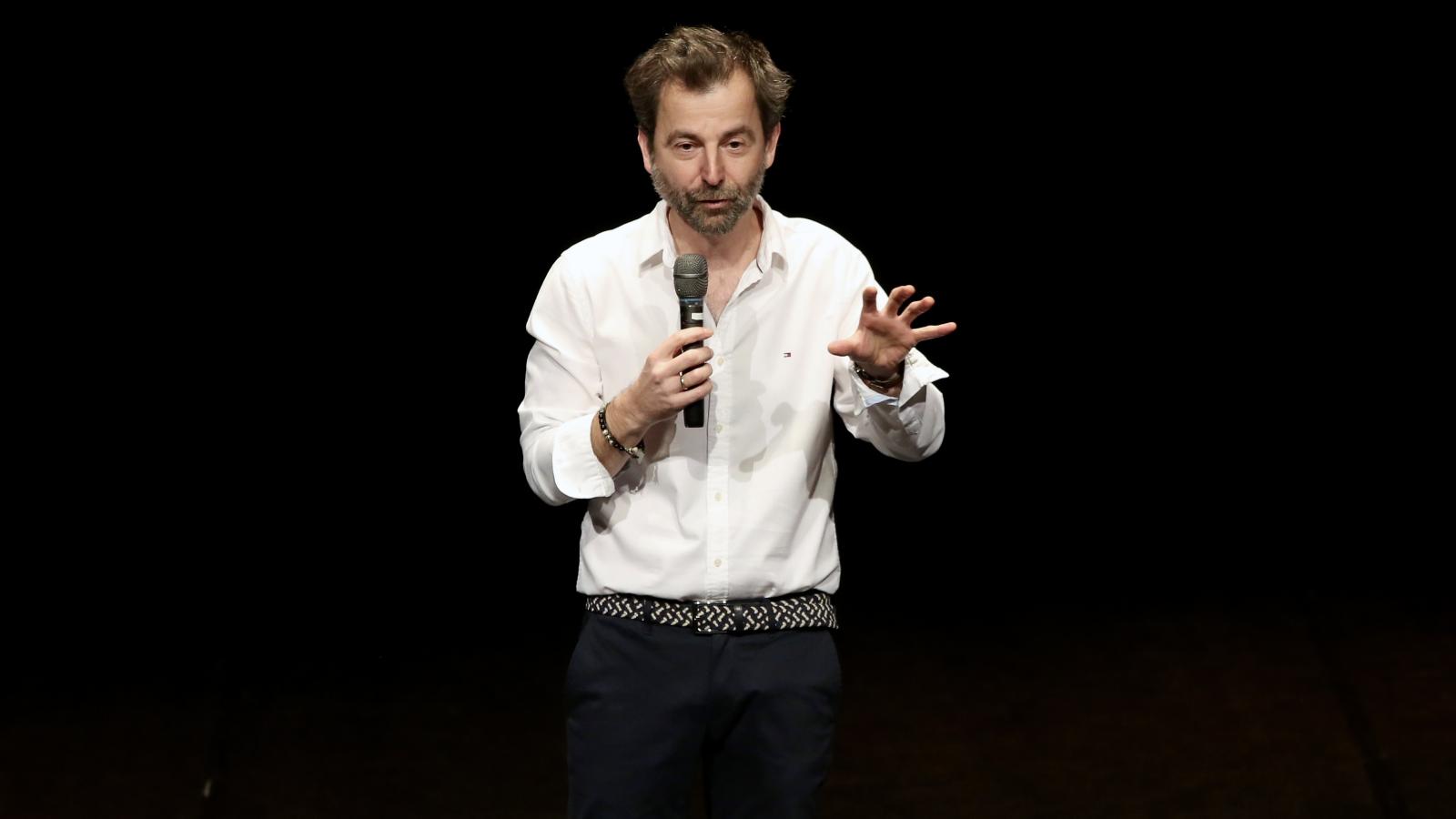 A jó író plasztikusságával mesél a Ferdinánd hídon elfordított arcról és a betegségről, apaságról, hitről