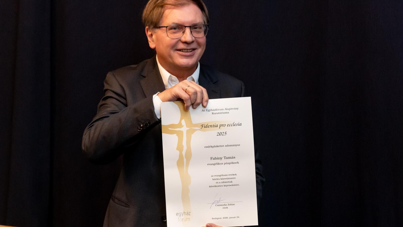 Fabiny Tamás az Egyházfórum Alapítvány által odaítélt Fidentia pro ecclesia-díjjal. (Bátorság az egyházért)
