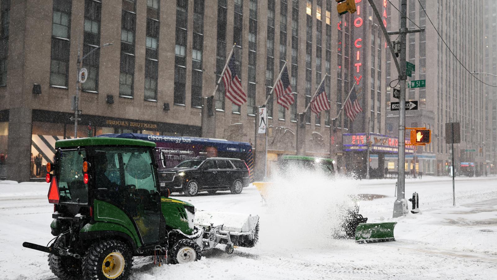 Munkások takarítják a havat a Hatodik sugárúton New Yorkban, 2026. január 25-én.