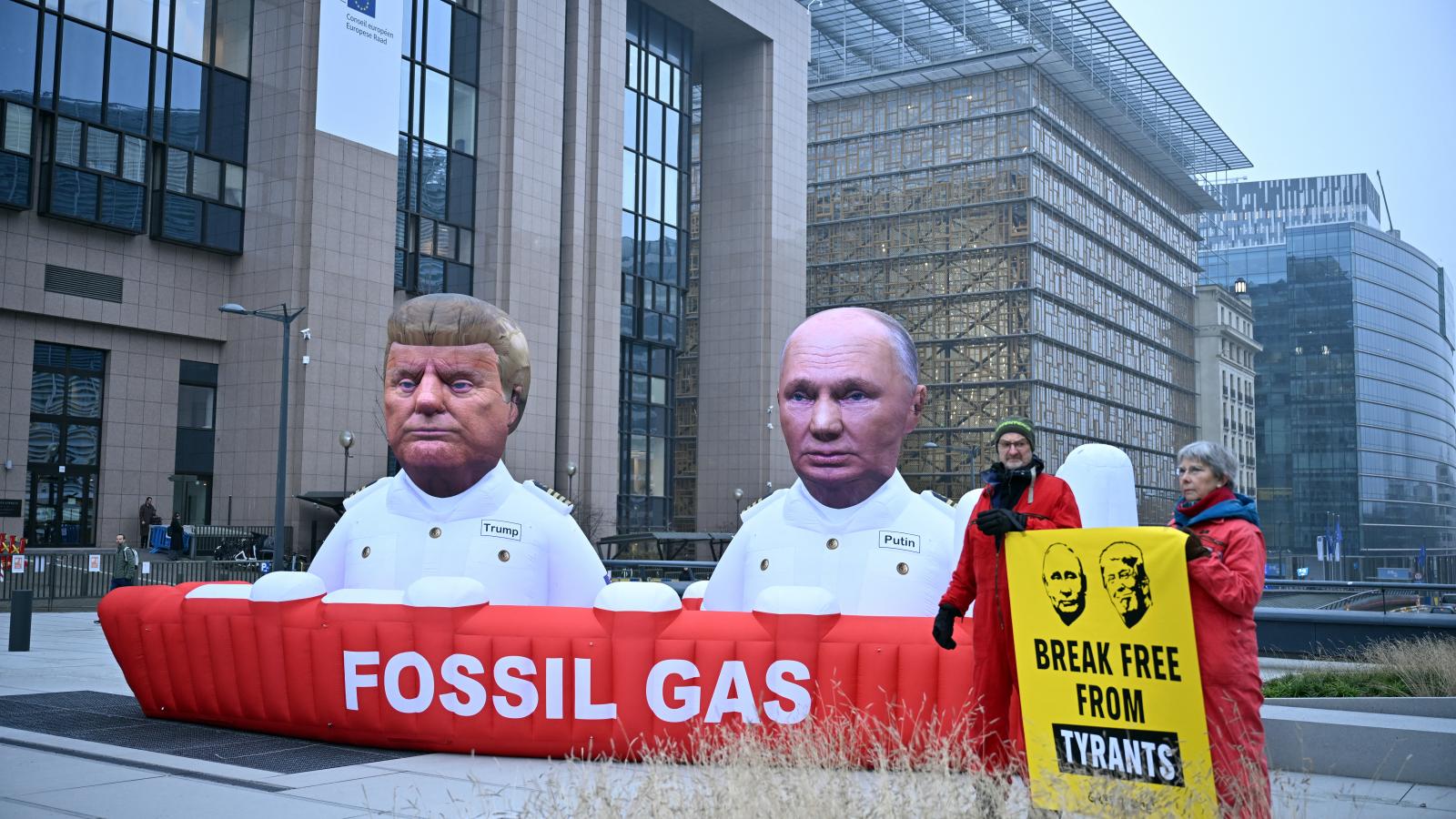 Greenpeace aktivisták tüntetnek az Európai Unió brüsszeli székháza előtt, tiltakozva Európa folyamatos függősége ellen az Egyesült Államokból és Oroszországból érkező földgázimporttól, 2026. január 26-án.
