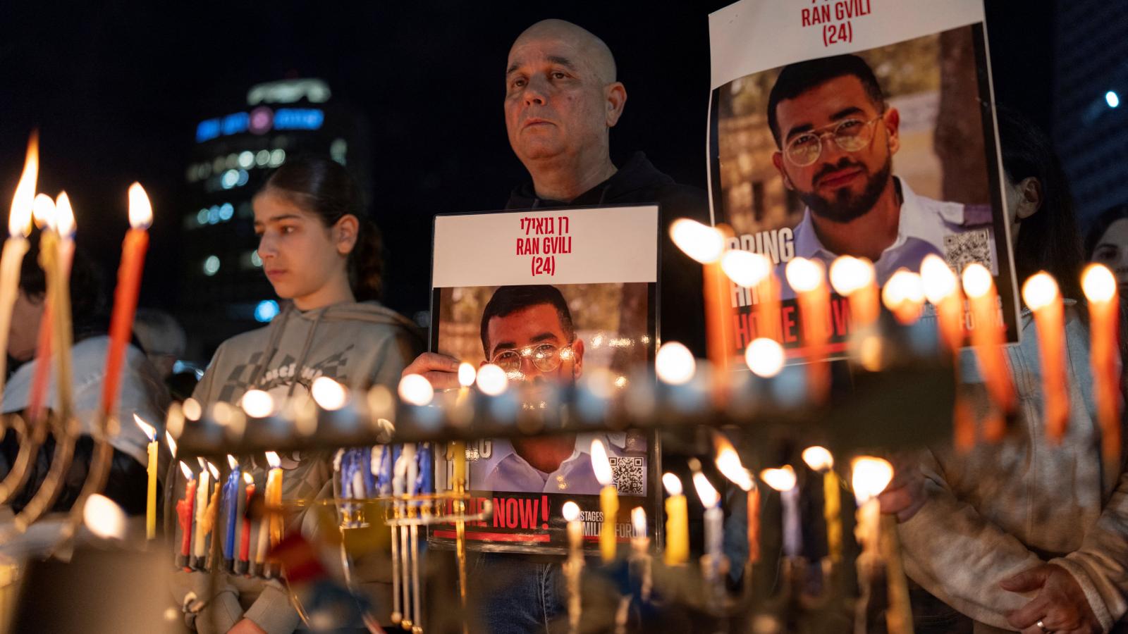 Izraeliek gyertyát gyújtottak a Túszok terén, Ran Gvili emlékére, Tel-Avivban, 2025. december 21-én.