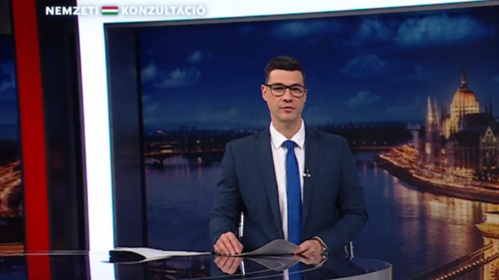 Lantos Csaba műsorvezető az M1 Híradó 2025. november 30.i esti adásában Nemzeti Konzultáció emblémával 