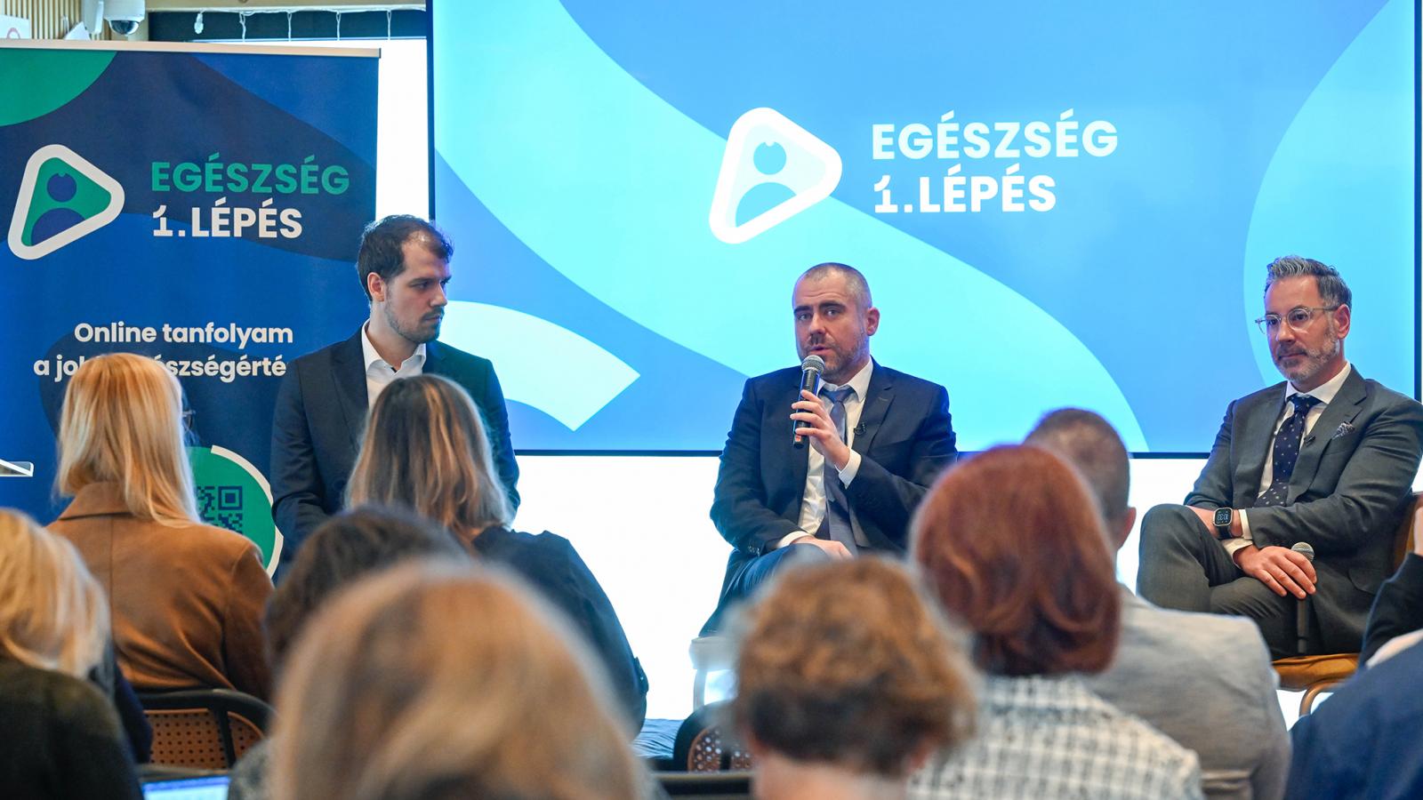 Az új kormányzati kampány kidolgozója Kőnig Róbert (középen)