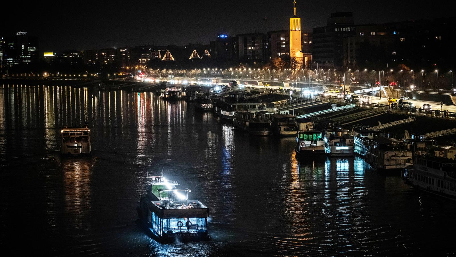 A hajójáratok italfogyasztó közönsége hergeli a helyieket