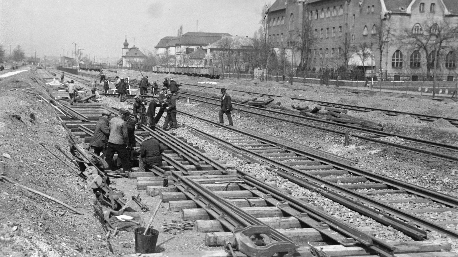 A ceglédi vasútvonal pályája, balra a Városliget, jobbra Herminamező. De mi az a tornyos, hagymakupolás épület?