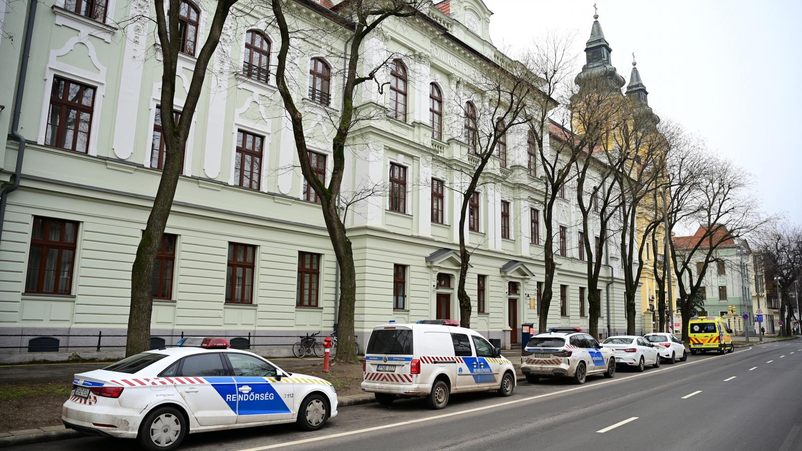 Rendőrautók a debreceni Szent József Óvoda, Általános Iskola, Gimnázium és Kollégium előtt január 30-án 