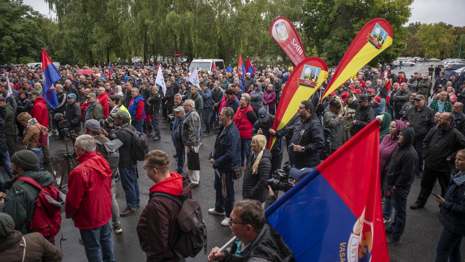 Nem is olyan régen még demonstrációt szerveztek a dolgozók a gyár elé, mára már a végkielégítés is elfogyott
