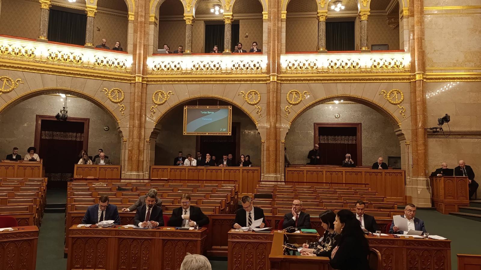 Üres fideszes padsorok a hétfői rendkívüli ülésen