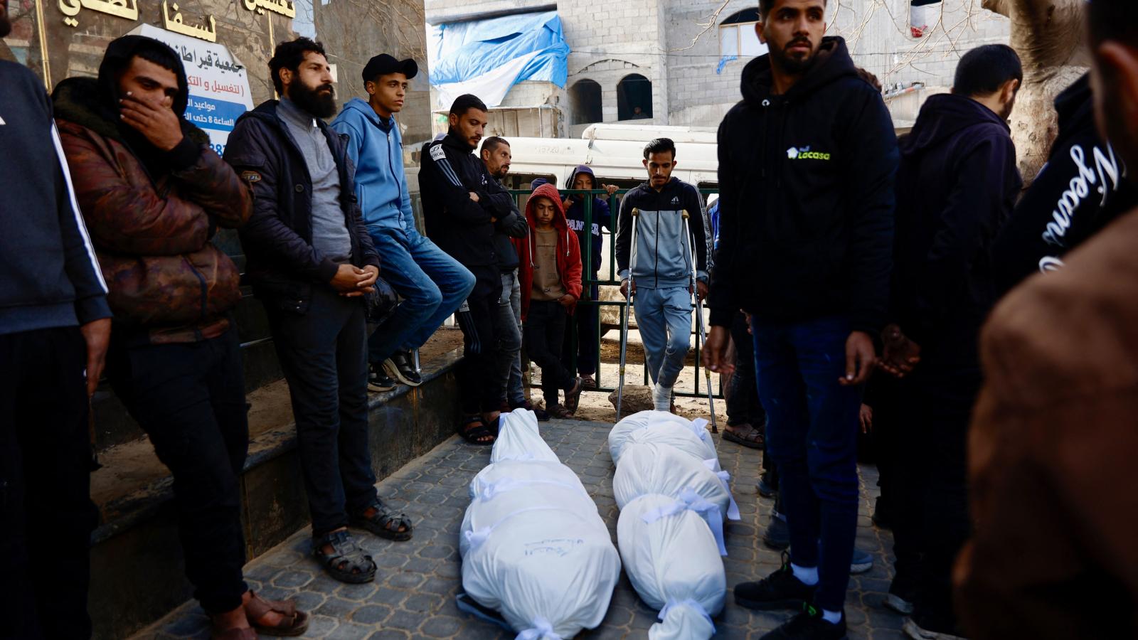 Gyászolók a gázavárosi es-Sifá kórházban február 4-én 