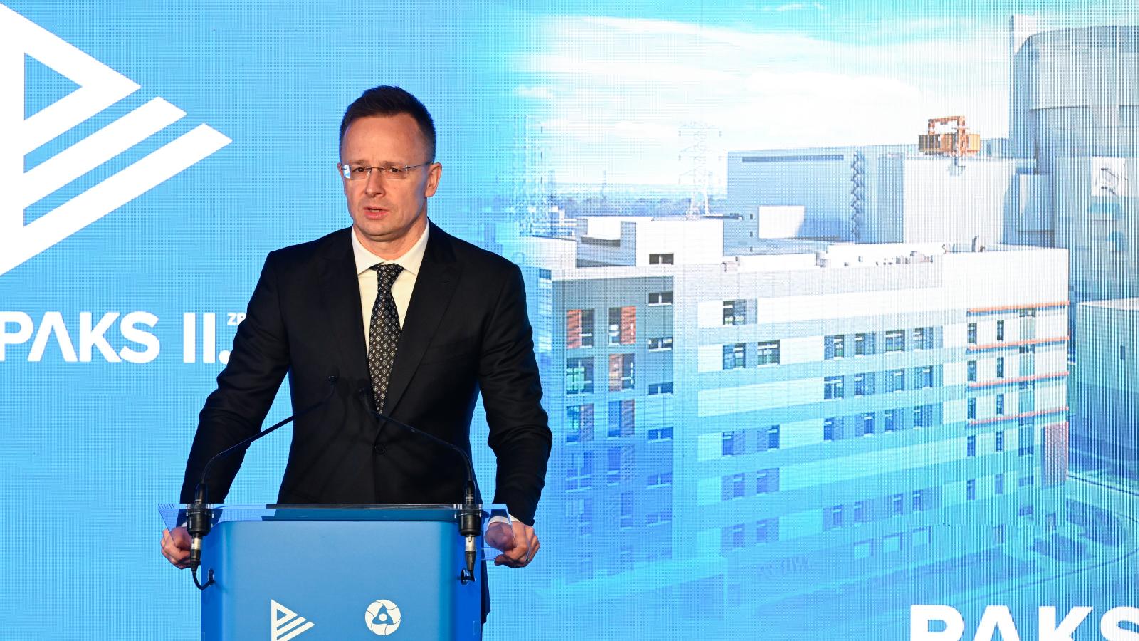 Szijjártó Péter külgazdasági és külügyminiszter beszédet mond a Paks II. Atomerőmű első betonöntési ünnepségén 2026. február 5-én. 