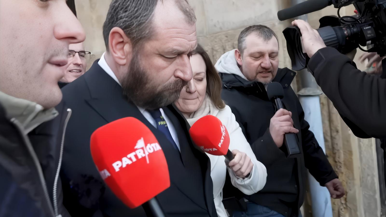 Másodlagos frissességű nylonzoknik gyalázzák a hős Fegyir Sándort (középen), Ukrajna jelenlegi magyarországi nagykövetét