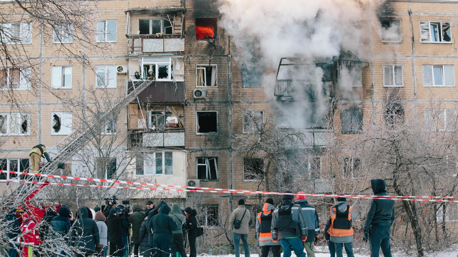 Harkivban újabb lakóházat ért találat, de országszerte már százezrek kényszerülnek fagyos lakásaikban túlélni az energiahálózatot leromboló orosz légicsapások miatt