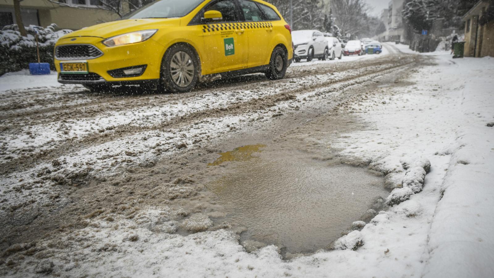 A repedésekbe fagyott jég olvadásakor széttöredezik az aszfalt, és mélyül a kátyú