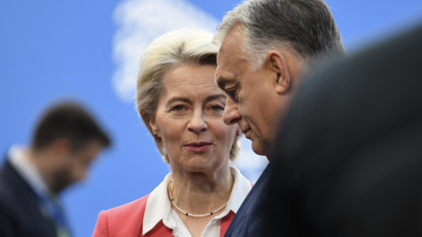 Ursula von der Leyen és Orbán Viktor az Európai Politikai Közösség csúcstalálkozójára érkezve Budapestre, 2024. november 7-én.