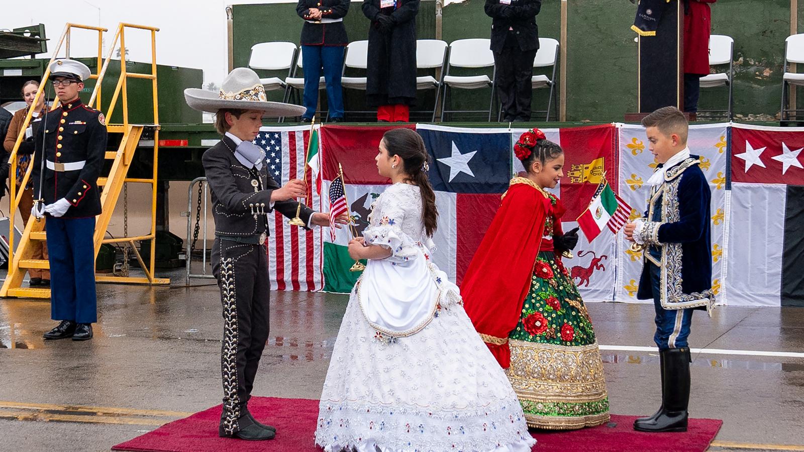 Gyerekek a határ menti, évente megrendezett ölelésceremónián