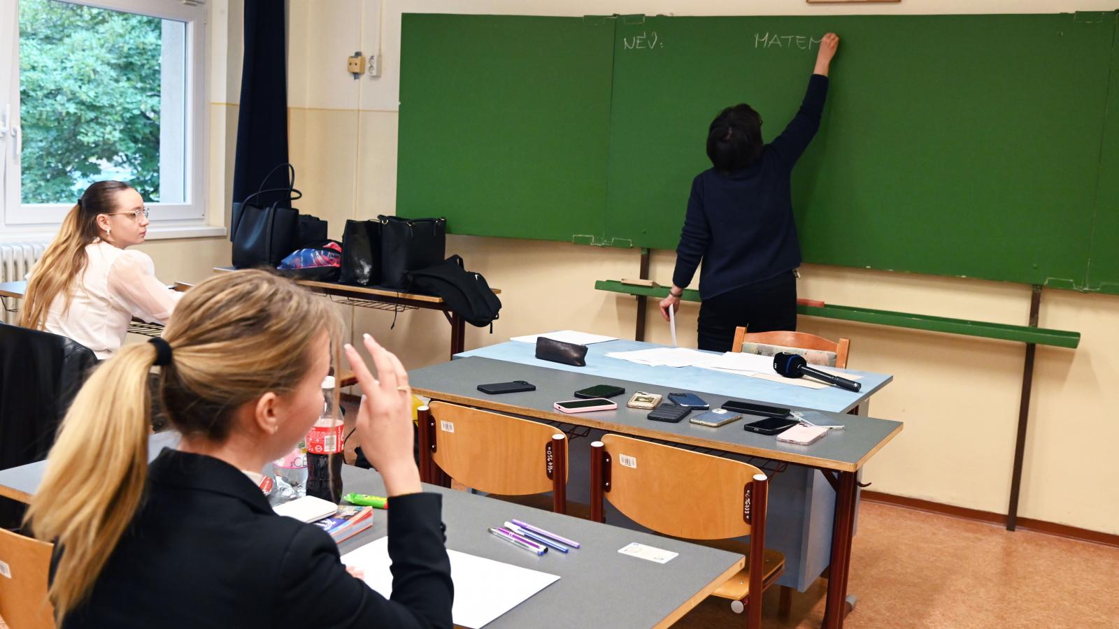 Azt a pedagógust, aki fegyelmit kapott, kizárták a jutalmazásból