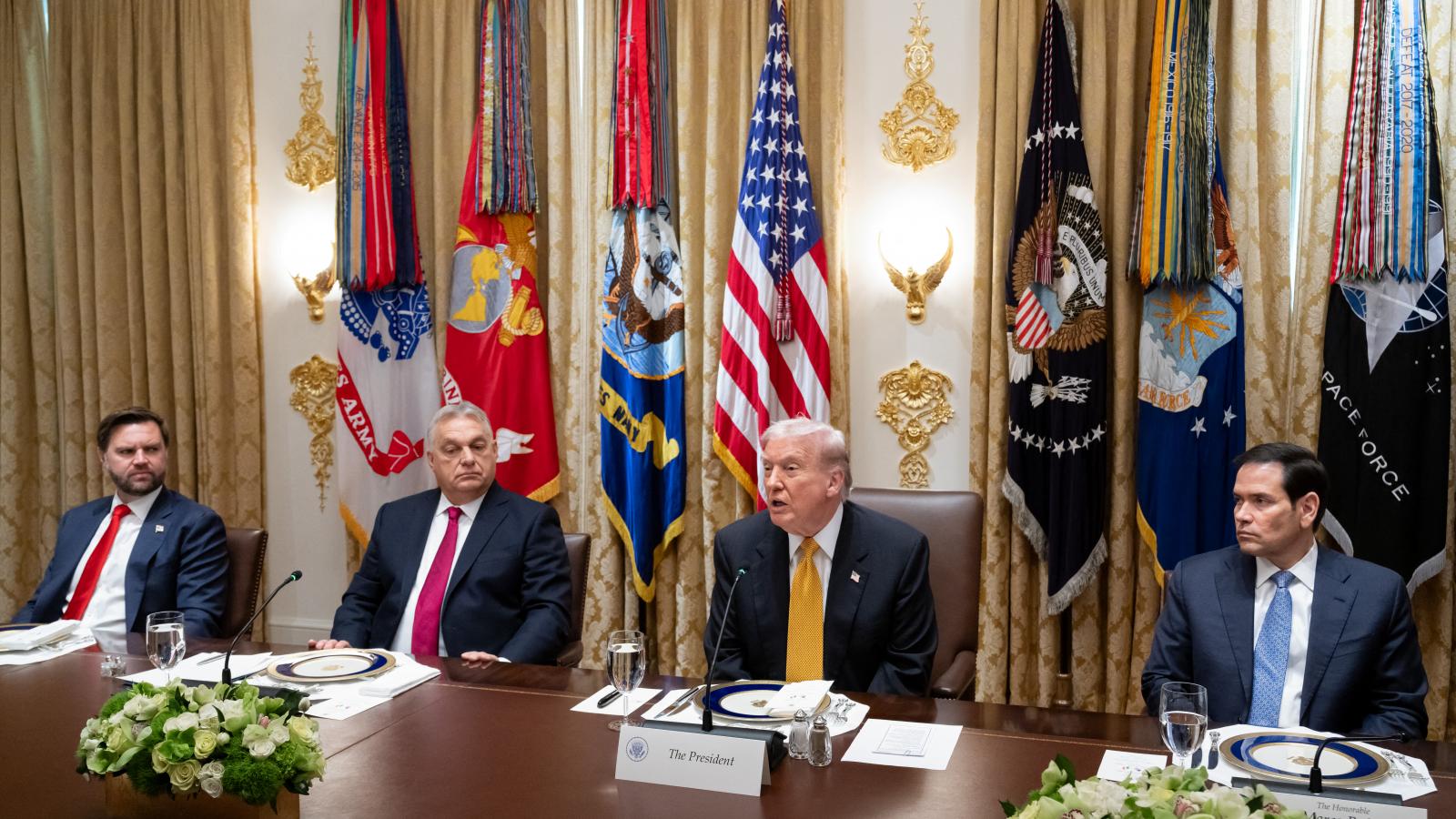 Donald Trump balján Marco Rubio, jobbján Orbán Viktor