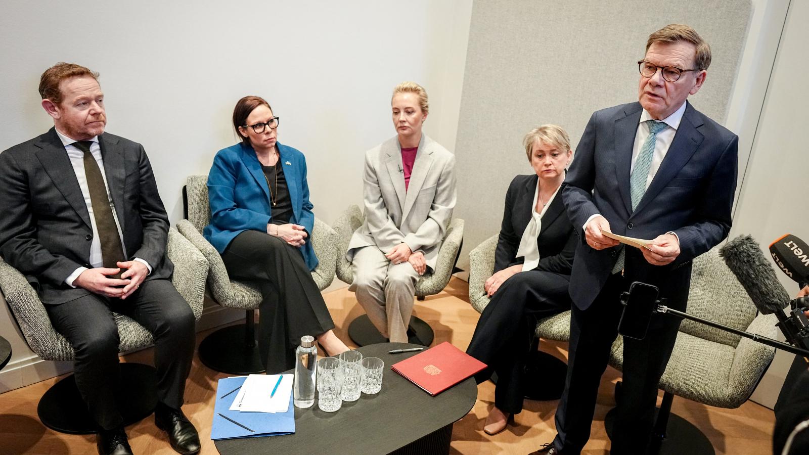 Johann Wadephul német külügyminiszter kollégái és a néhai orosz ellenzéki vezető özvegye, Julija Navalnaja társaságában Münchenben ismerteti a vizsgálat következtetéseit