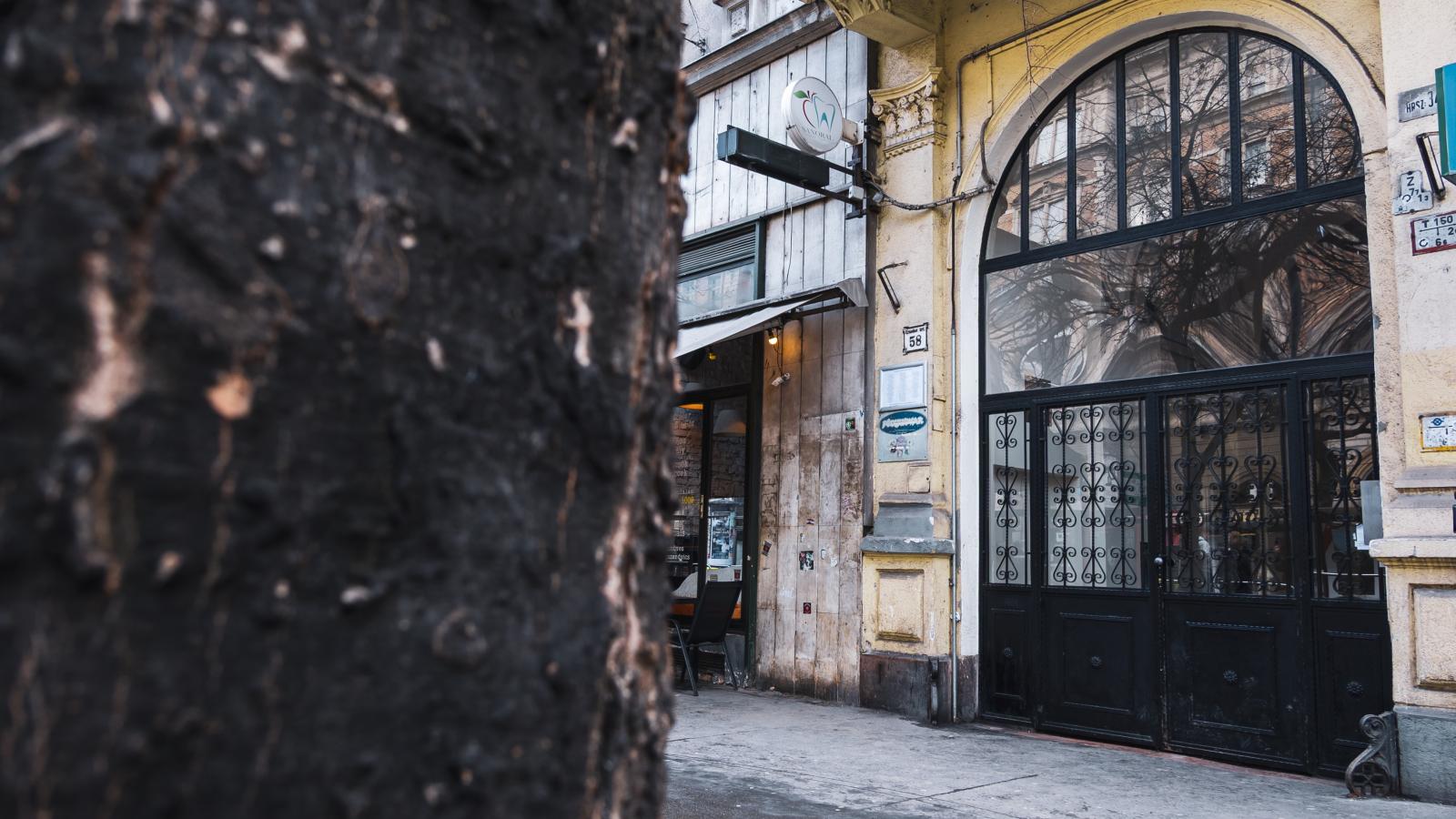 A buli helyszínéül szolgáló épület bejárata 