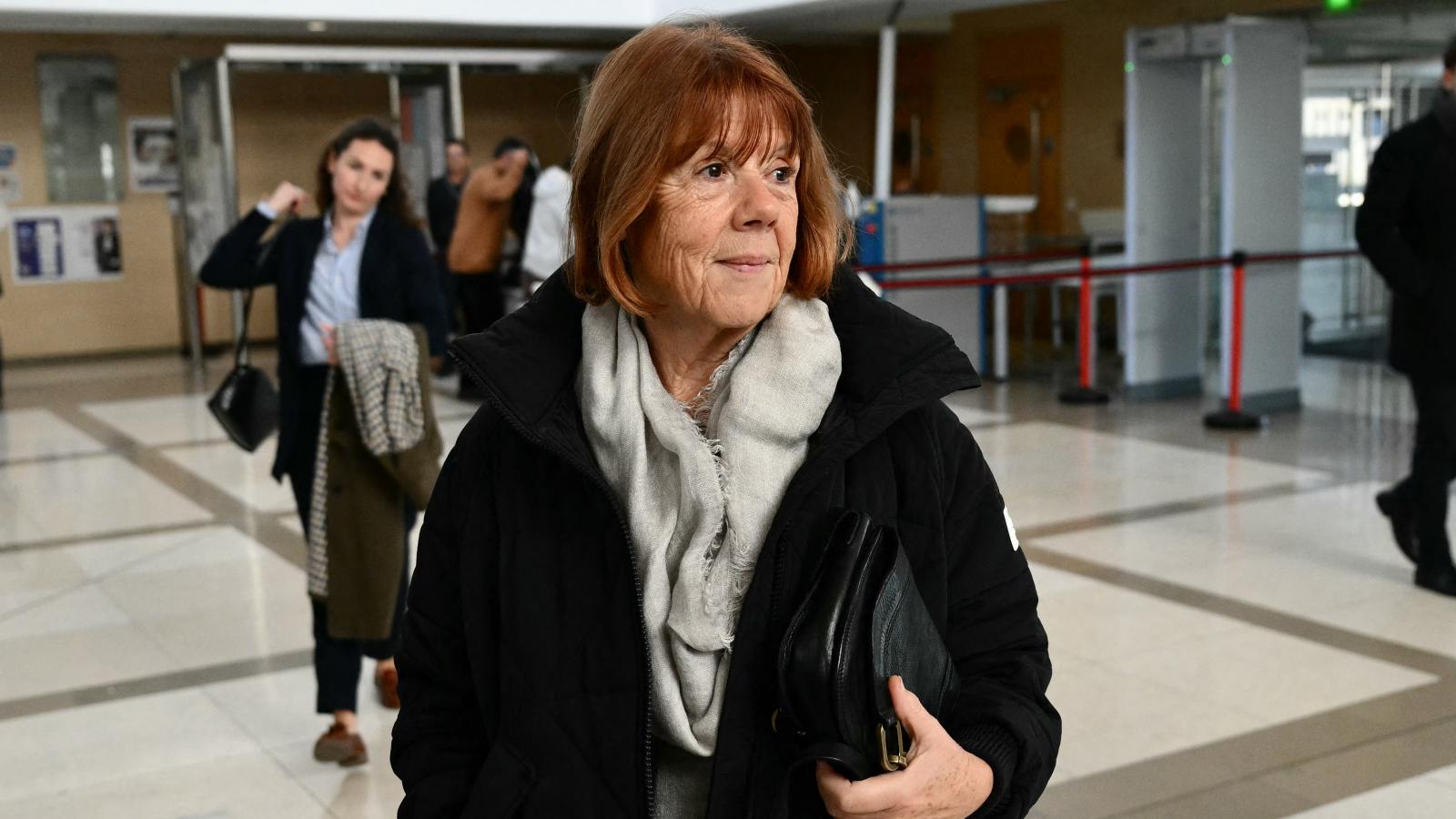 Gisèle Pelico az avignoni bíróság épületében, egykori férje, Dominique Pelicot tárgyalásán 2024. november 20-án.